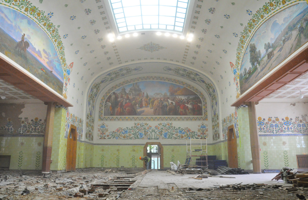 Реставраційні роботи у залі урочистостей Полтавського краєзнавчого музею