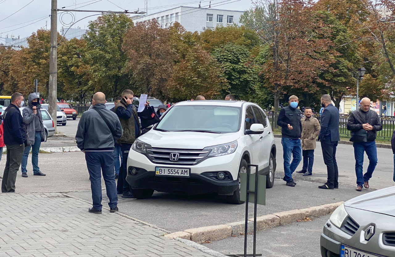 Слідчі дії на вул. Соборності поблизу припаркованого автомобіля Євгена Диканя