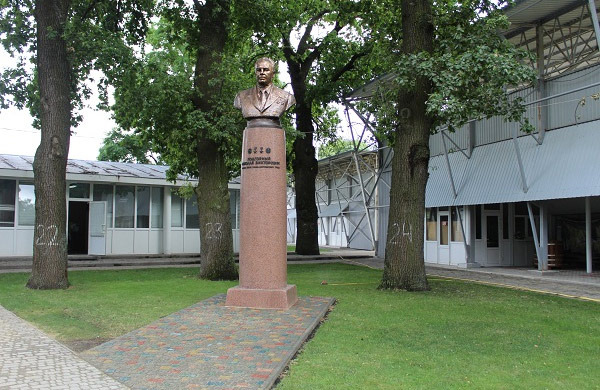 Пам’ятник комуністу Миколі Підгорному у Карлівці