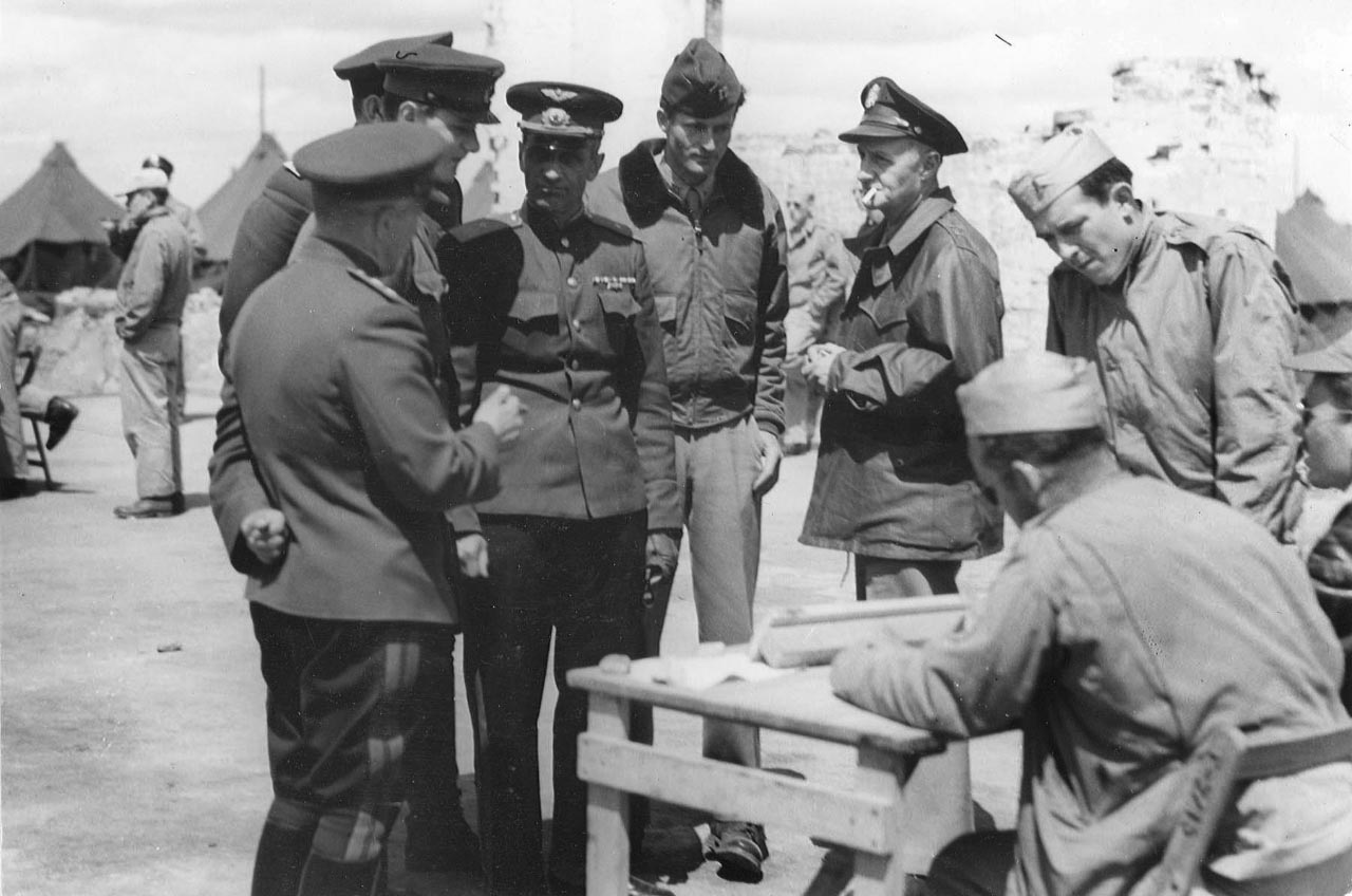 169-а авіабаза. Зліва направо генерал-майор А.Р. Пормінов, капітан Генрі Уор та генерал Кеннет Уолш. Полтава. Червень 1944