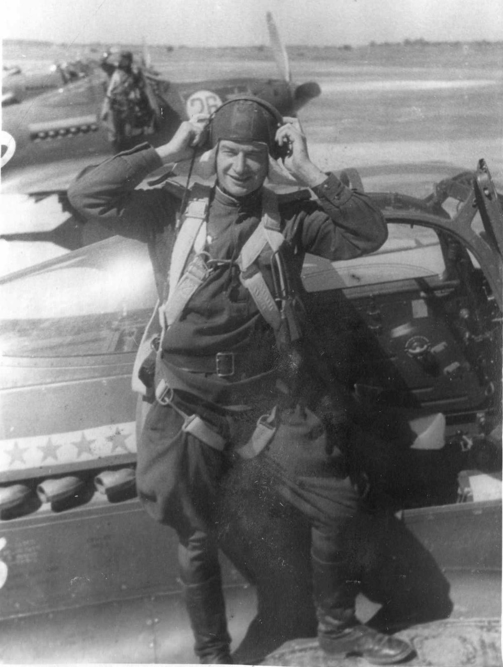 Григорій Басенко на крилі свого літака Р-39 Аерокобра. 1-ий Український фронт. 1944