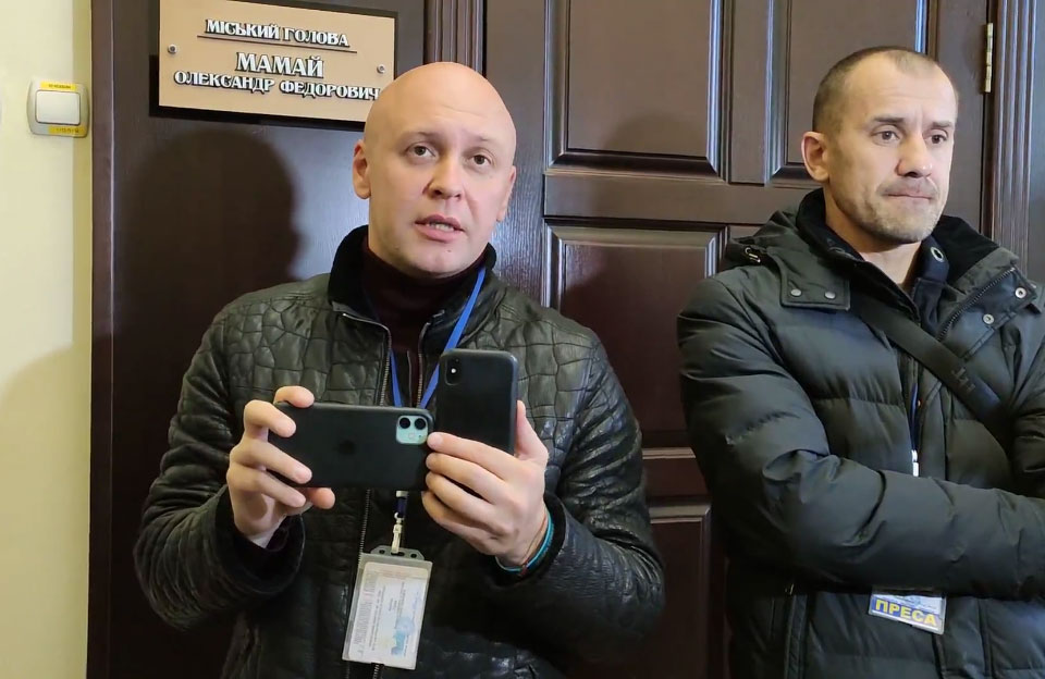 Антон Гура і Петро Сологуб з проекту «Журналісти проти корупції» під кабінетом Олександра Мамая