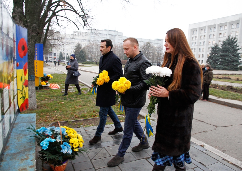 Очільники Полтавщини вшановують пам’ять українських Героїв