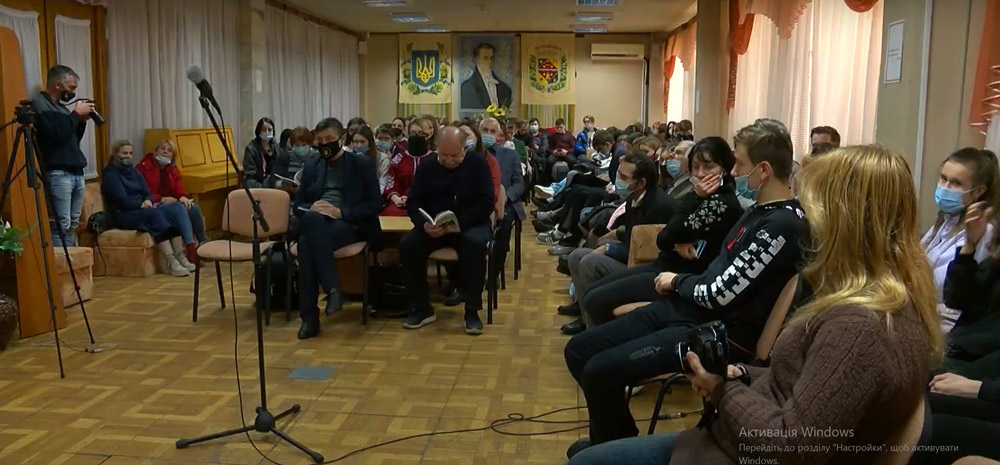 Старшоклаксники полтавських шкіл під час презентації показу відеоматеріалів УІНП