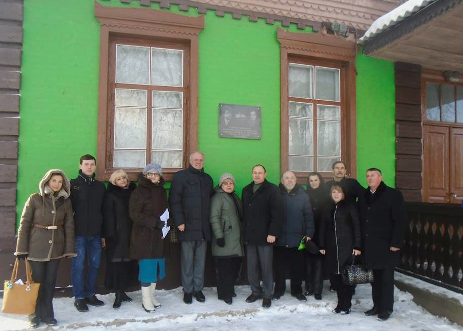 Учасники церемонії відкриття меморіальної дошки у Шилівці 2016 року