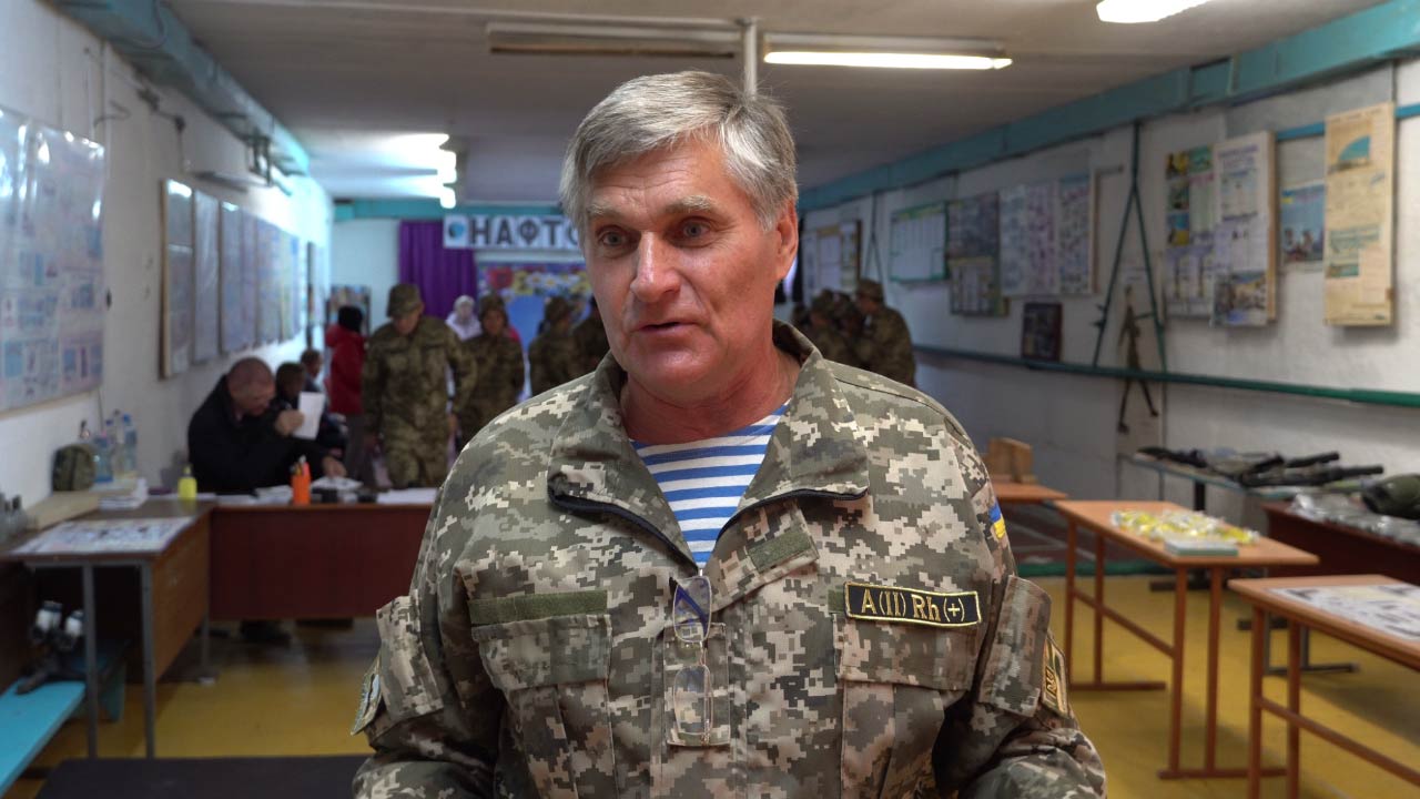 Керівник військово-патріотичного гуртка Сенчанської школи Володимир Якименко