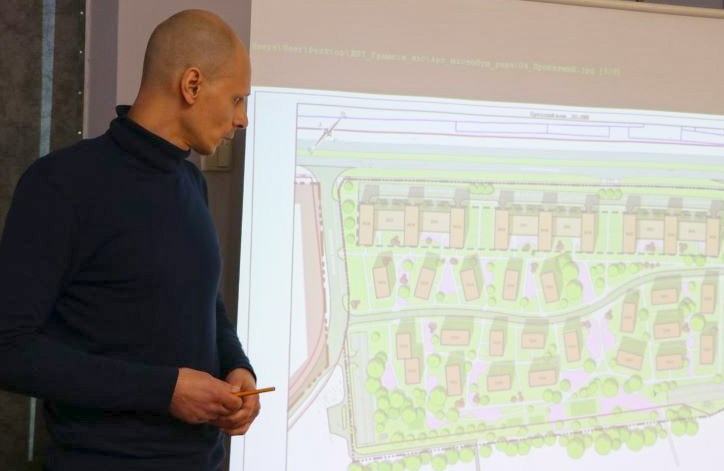 Дмитро Вадімов («ТАМ Урбаністика») презентує архітекторам проект детального плану території