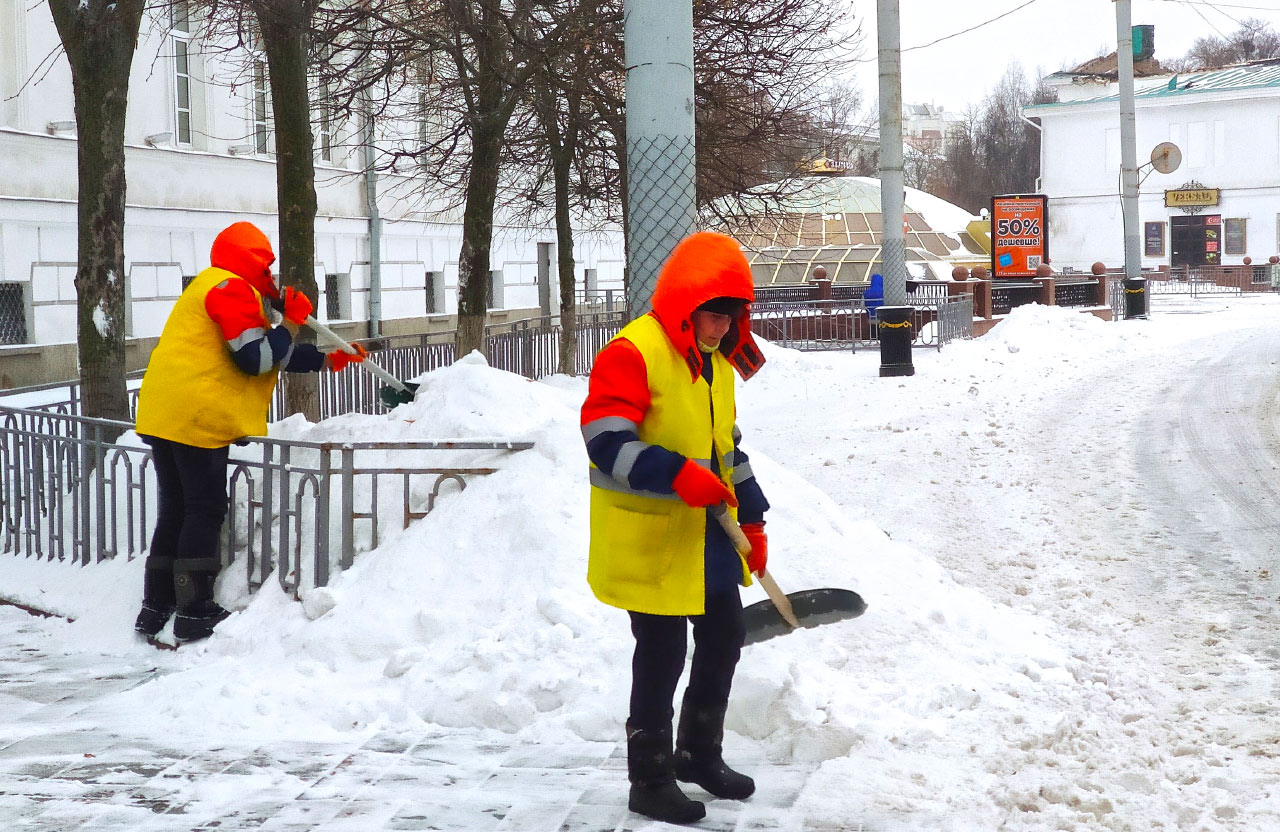 Працівники ТОВ «Ювілайн» прибирають сніг поблизу Полтавської міськради
