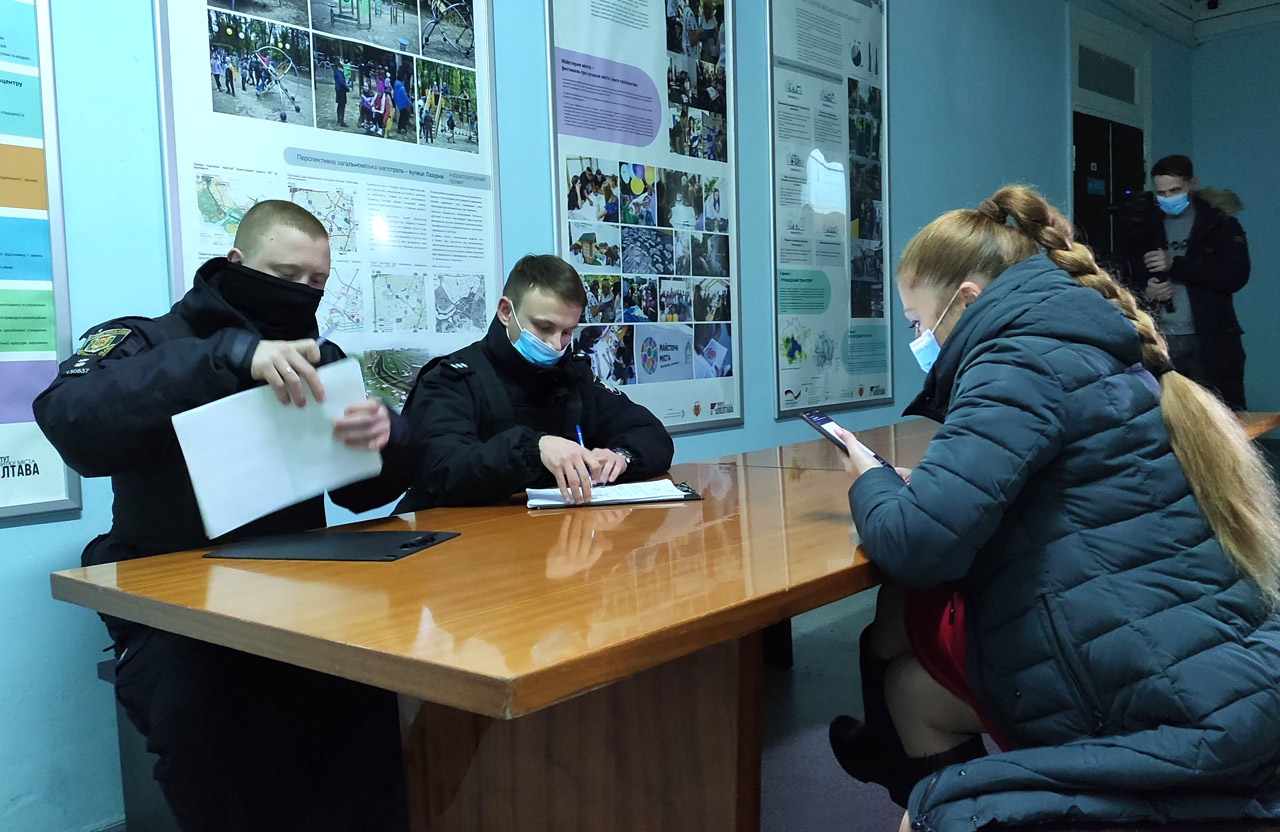 Оксана Лазаренко пише заяву в поліцію на дії ТВК