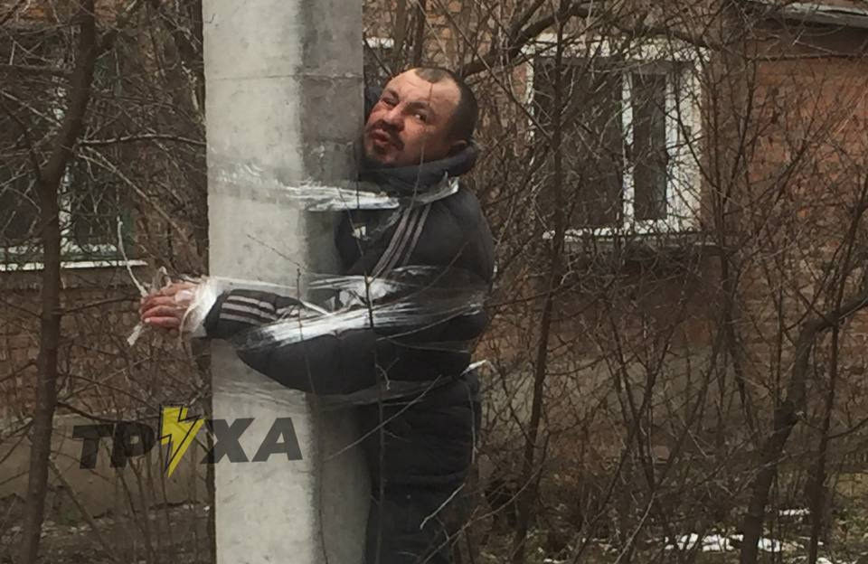 По всій Україні мародерів, яких не вбивають на місці, прив’язують до стовпів та дерев