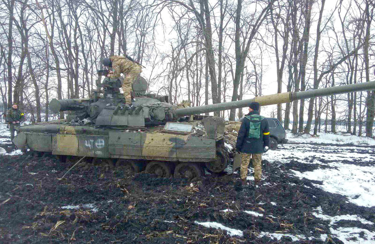 Захоплений російський танк неподалік міста Лебедин Сумської області