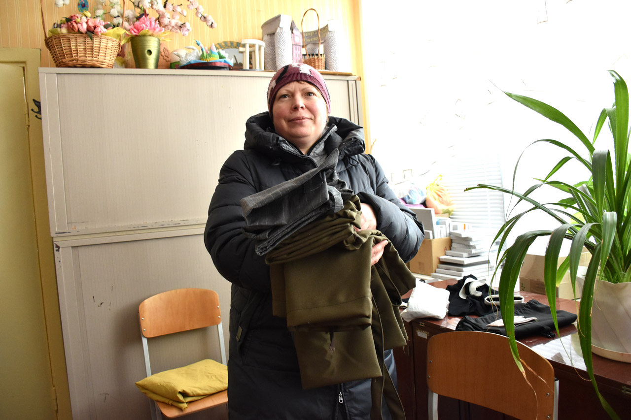 А це мама Юля. Вона працює не в цеху, а виготовляє рюкзаки вдома, а потім приносять у школу.