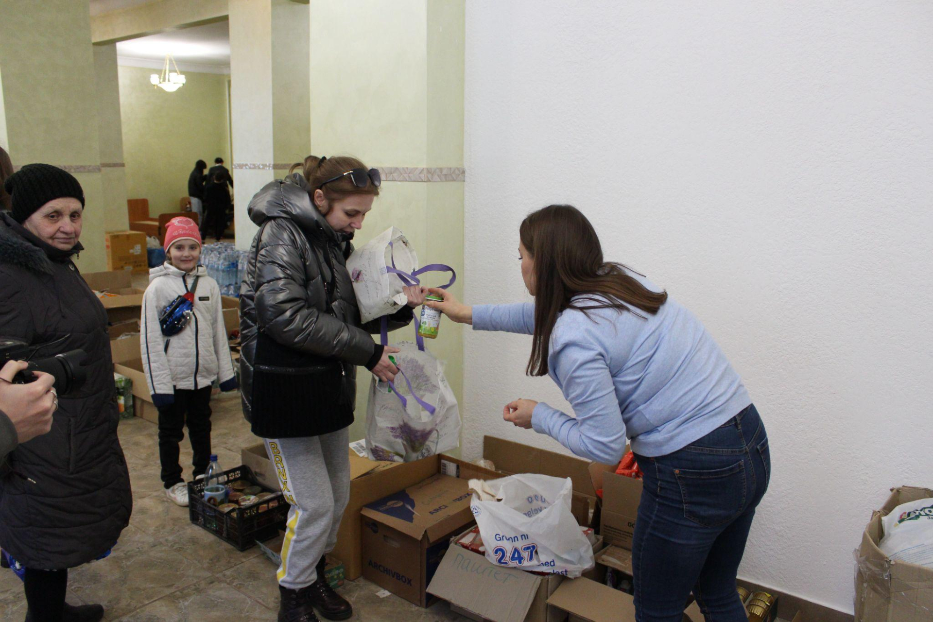 Переселенці отримують гуманітарну допомогу у Мачухівському будинку культури