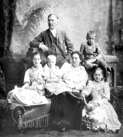 Микола Лисенко з дружиною і дітьми