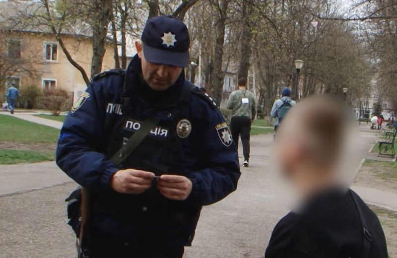 Поліція перевіряє документи у підозрілих осіб | Фото: pl.npu.gov.ua
