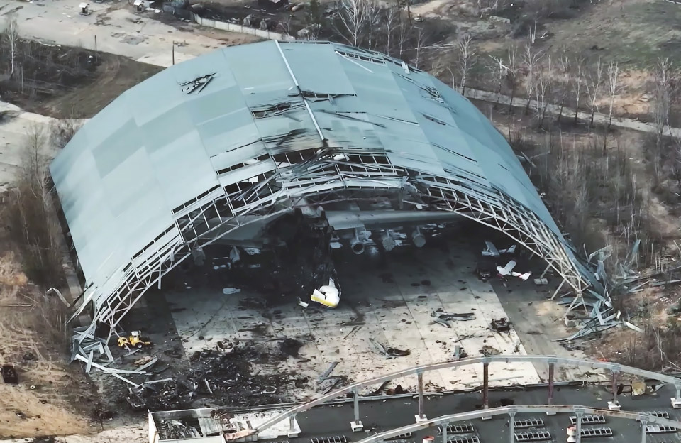 Знищений Ан-225 «Мрія» в ангарі у Гостомелі