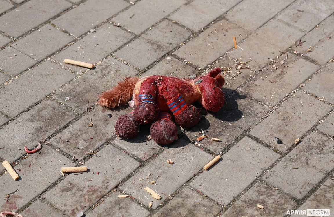 Дитяча іграшка на вокзалі Краматорська, після ракетного удару окупантів 8 квітня