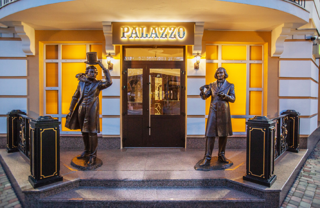 Скульптури Пушкіна та Гоголя поблизу Premier Hotel Palazzo у Полтаві