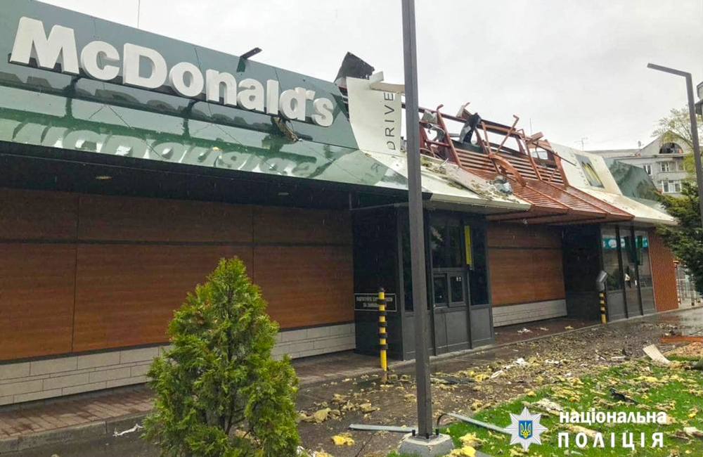 Наслідки вчорашнього обстрілу Харкова — пошкоджений McDonald's