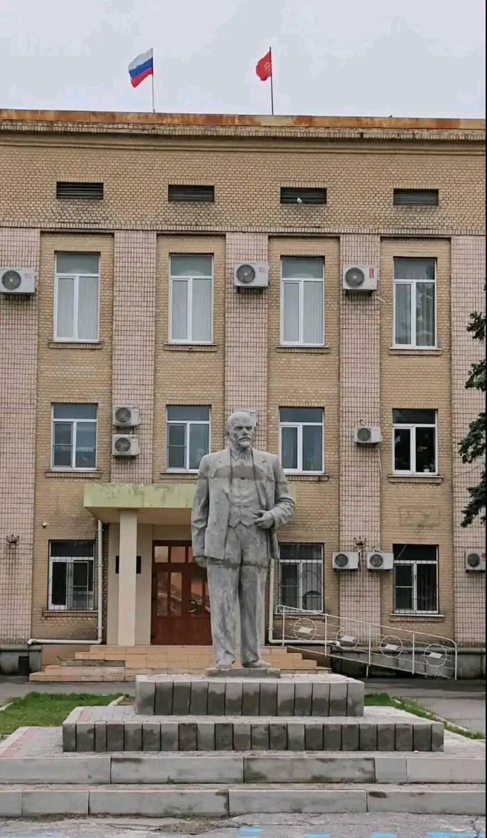 Відновлений пам'ятник Леніну в окупованому Генічеську