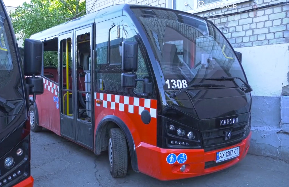 Один з нових автобусів Karsan Jest+, який пошкодили в результаті обстрілів Харкова