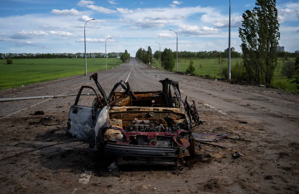 Знищений автомобіль на дорозі на північ від Харкова
