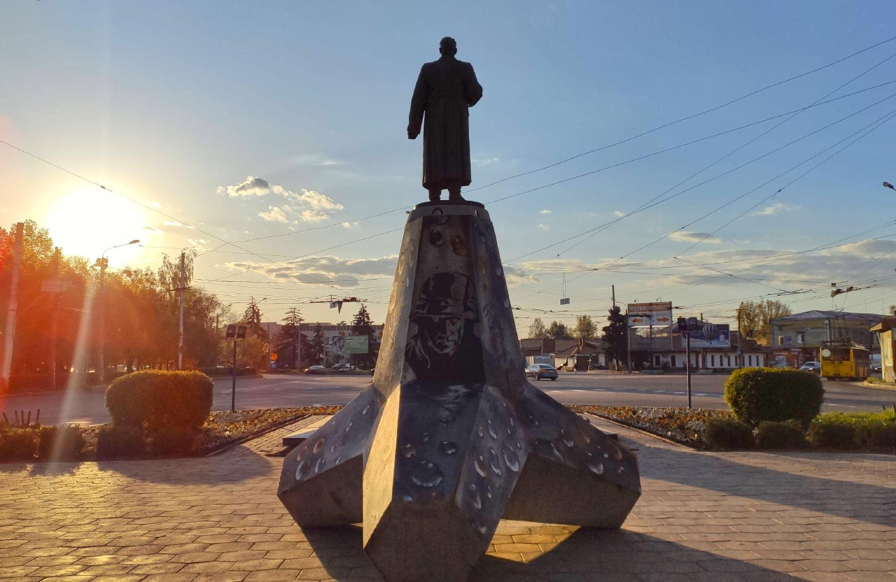 Пам’ятник Олексію Зигіну на фоні 7-тонного протитанкового «їжака»