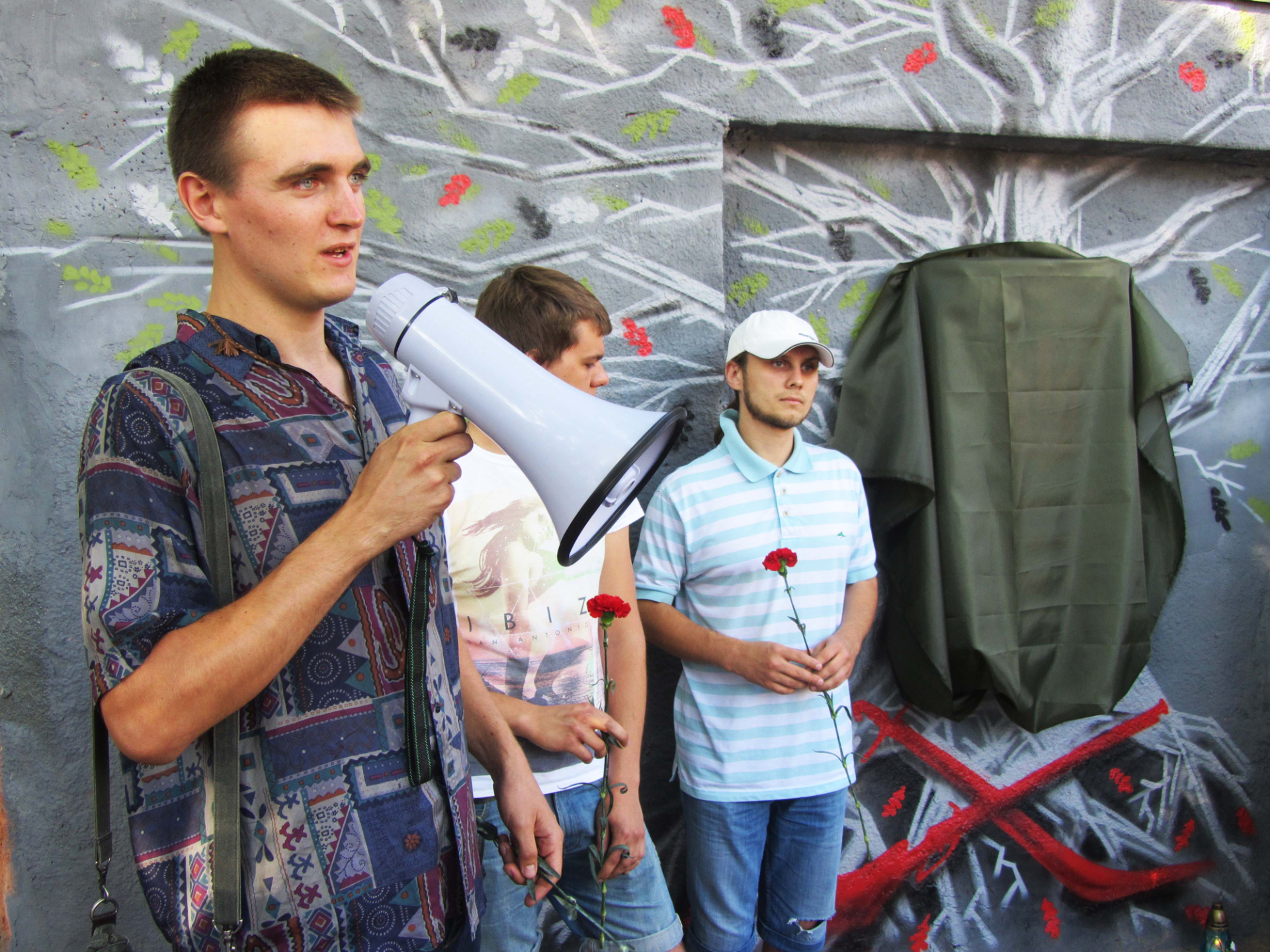 Дмитро Білокінь під час відкриття муралу 29 липня 2014 року