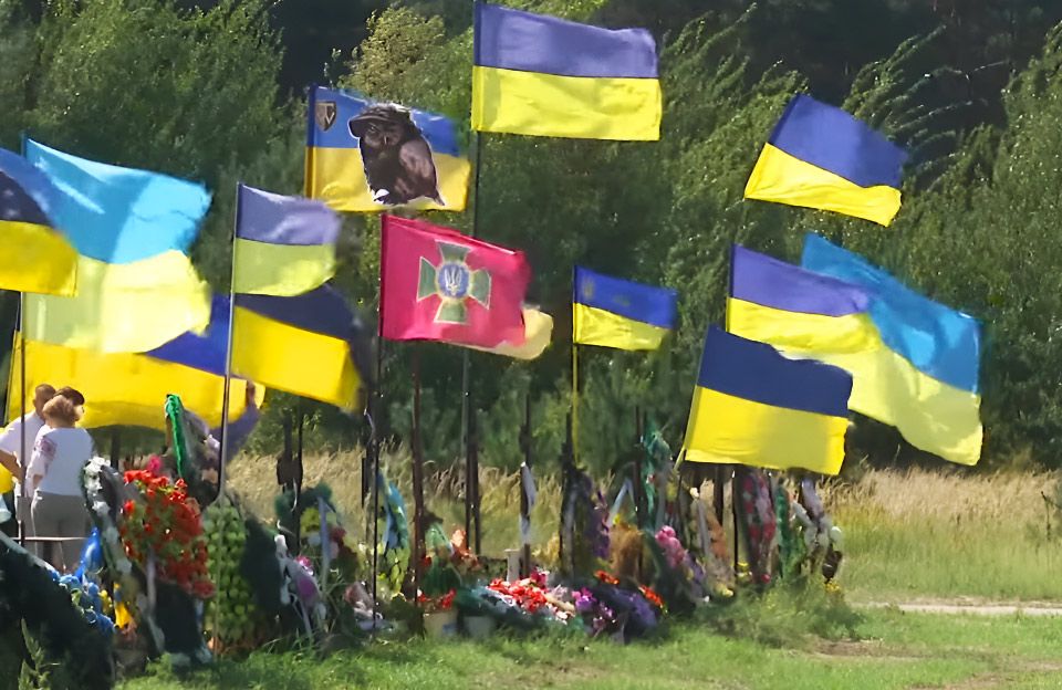 Прапори на Затуринському кладовищі | Кадр відео «Суспільне Полтава»