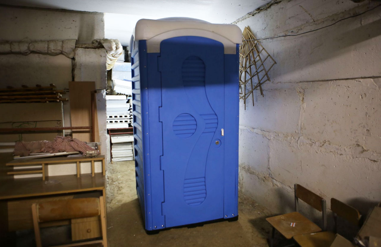 Ілюстративне фото — мобільна туалетна кабінка у вінницькій школі