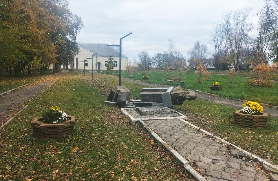 Зруйований пам’ятник Миколі Гоголю у Шишаках