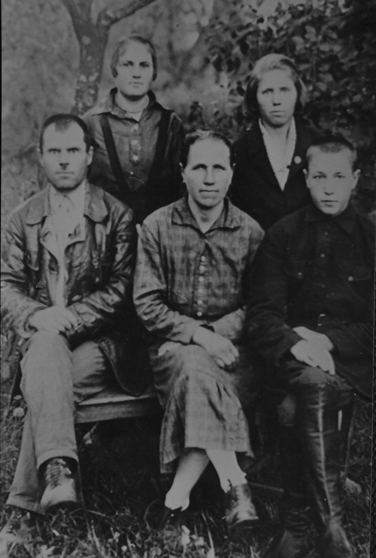 1-Родина безсальчан Ємців - батько й чоловік Сидір Калістратович, 1893 р.н., (розстріляний 03.06.1938), дружина і мати Ганна, їхні діти - син Яків, доньки - Маруся і Паша (довоєнна світлина)