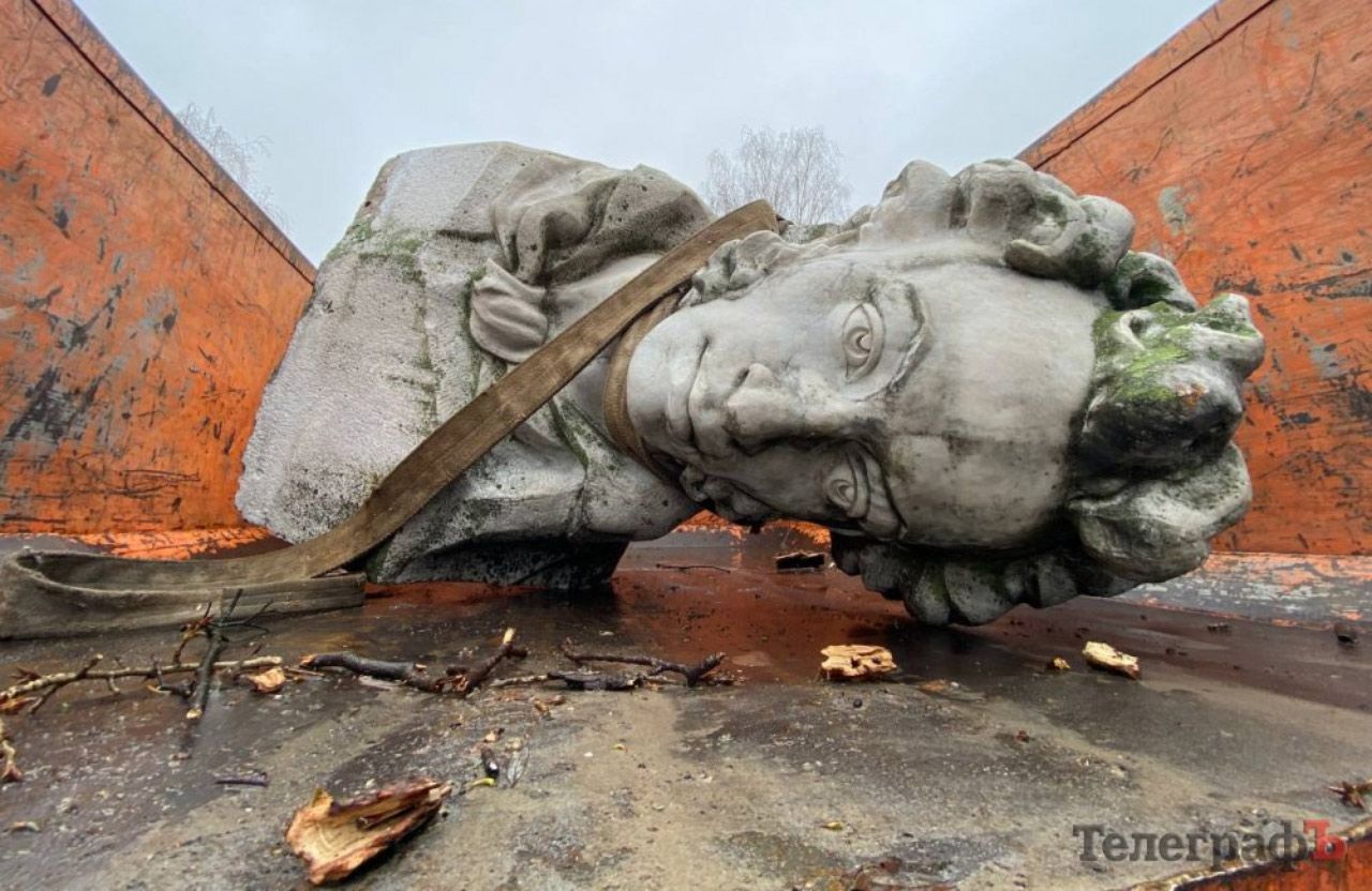 Демонтований бюст Пушкіну у Кременчуці. Фото: Кременчуцький Телеграф