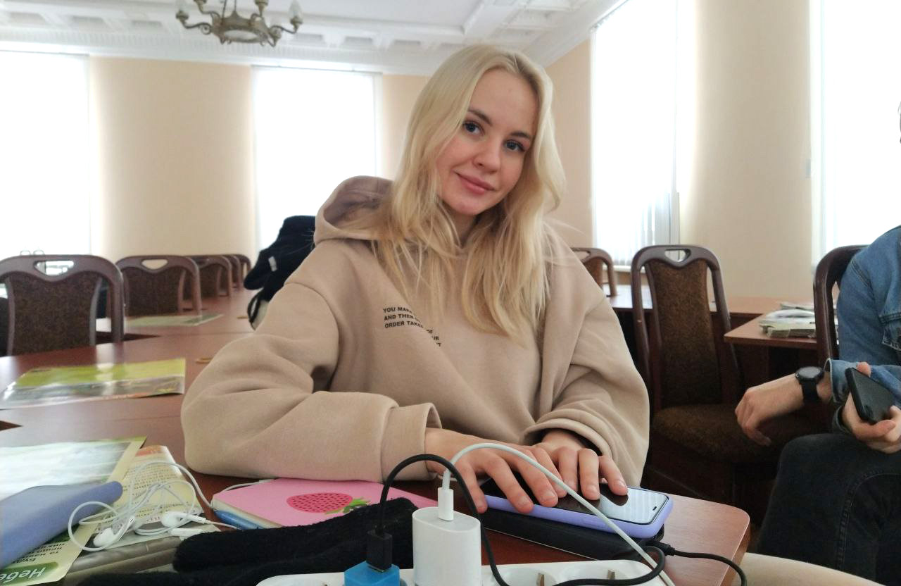 Полтавка Тетяна Щербак заряджає телефон у «пункті незламності»