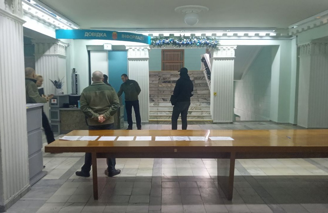 Спіробітники СБУ у фойє Полтавської міської ради