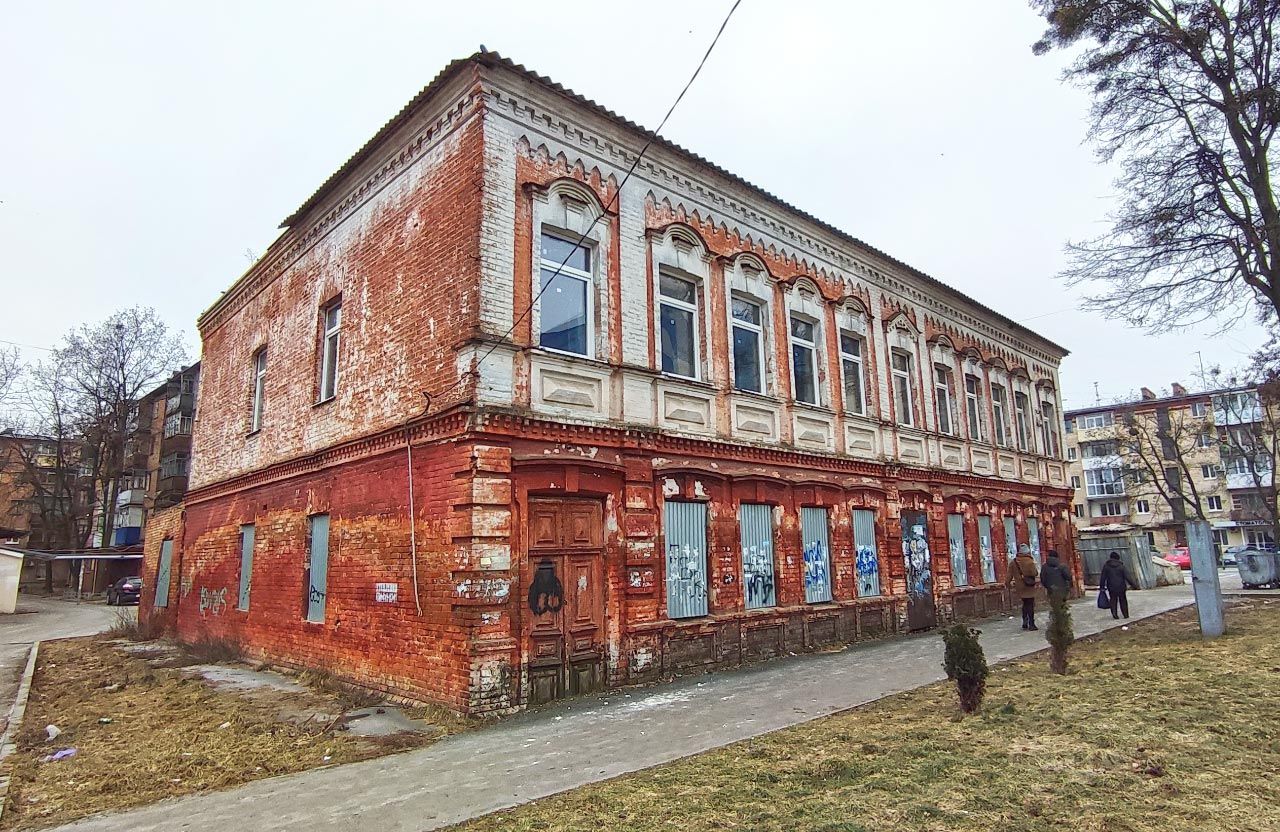 Історична будівля на площі Павленківській, 6 у Полтаві