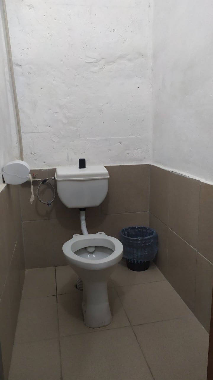 Туалет тимчасового укриття ЗОШ № 5 в Полтаві (фото департаменту освіти міськради)