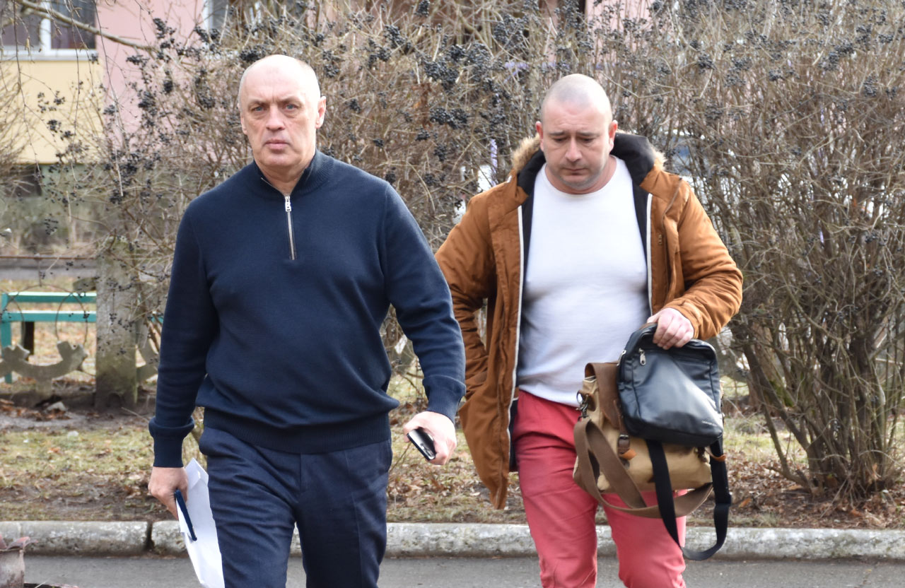 Олександр Мамай та його адвокат В’ячеслав Делія прямують до будівлі Київського райсуду
