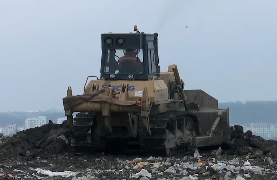 Робота бульдозера на полтавському міському сміттєзвалищі у Макухівці