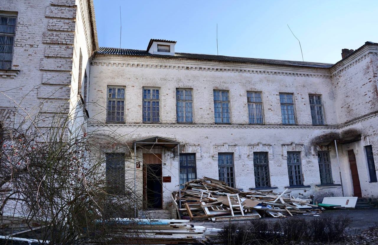 Корпус обласної психлікарні, який переобладнаю під житло для переселенців