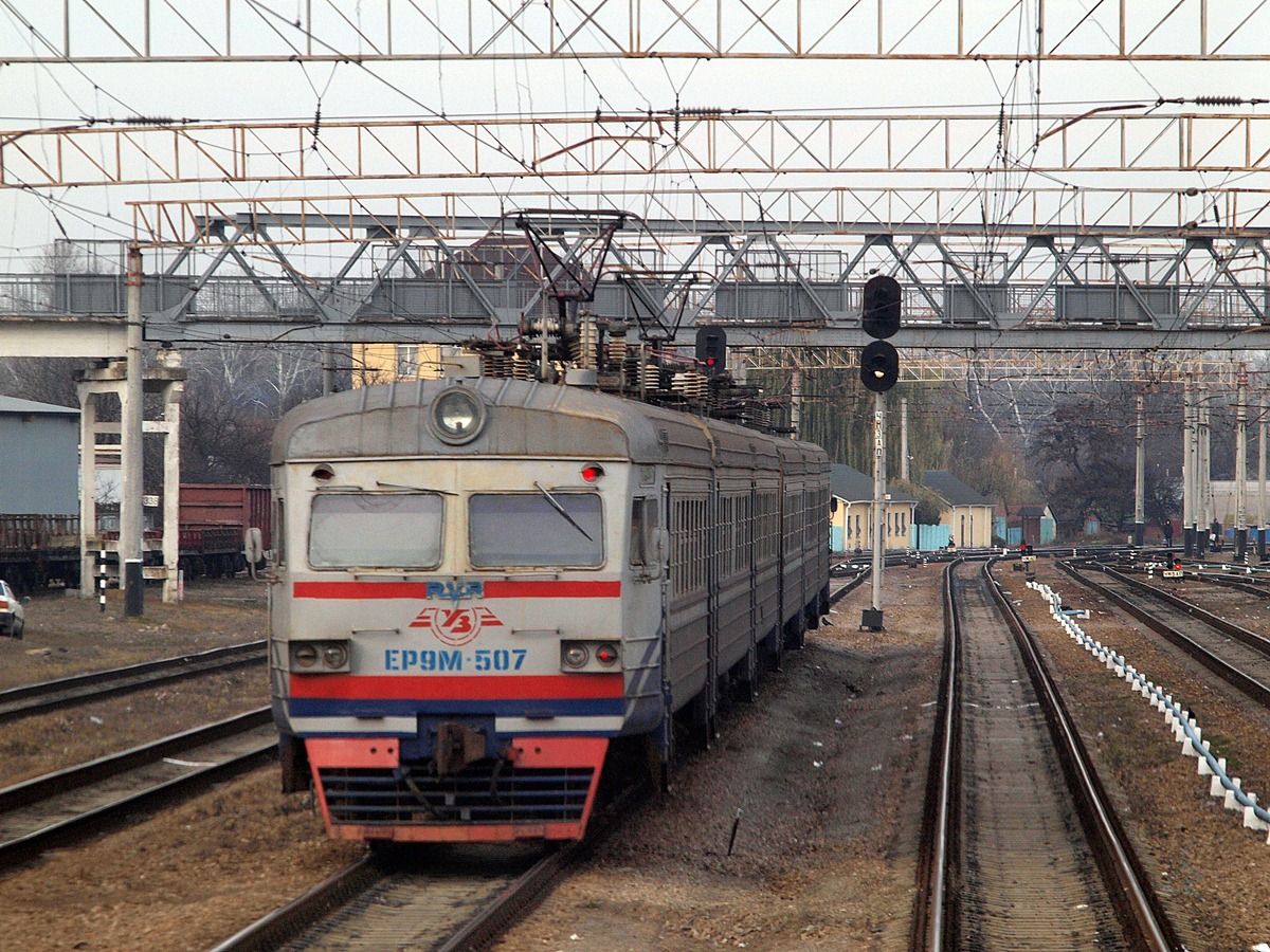 Електричка ЕР9М-507 під'їжджає на станцію Полтава-Південна у 2018 році