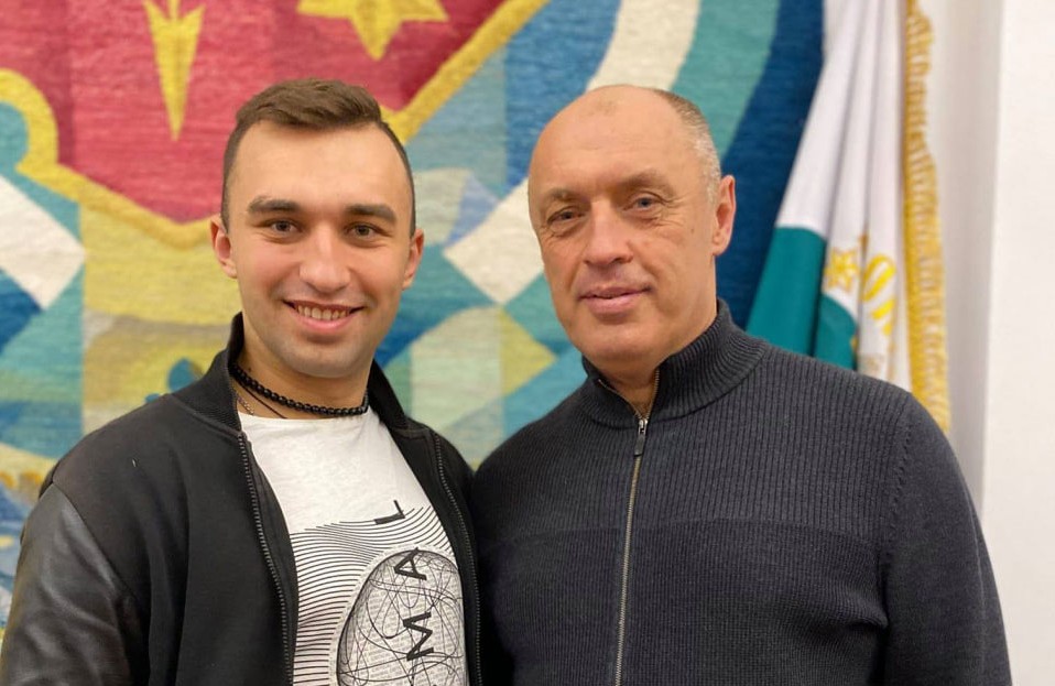 Денис Корнєєв заявив про відвід судді через наявність спільної фотографії з Олександром Мамаєм