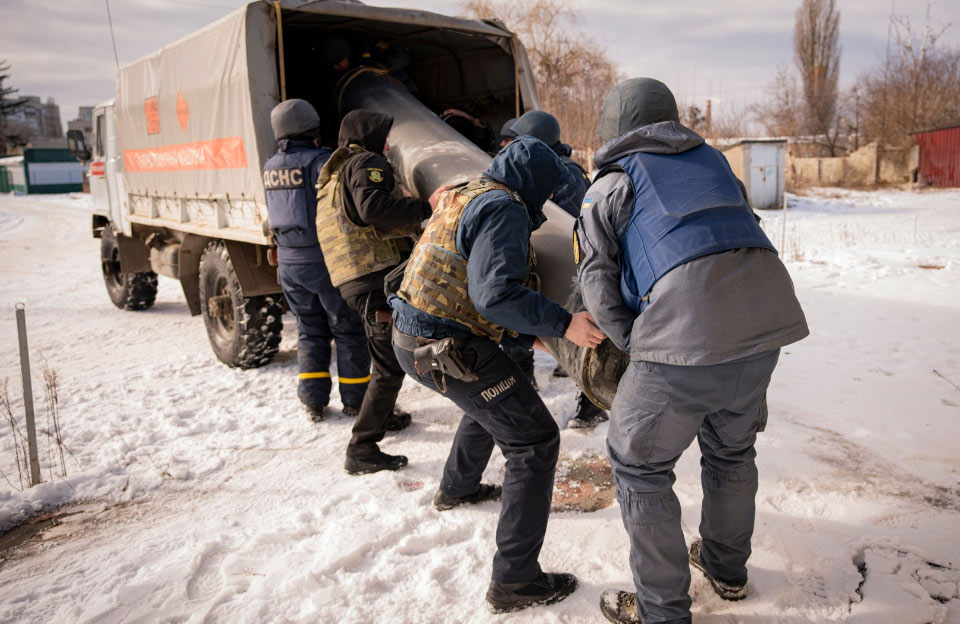 Рятувальники забирають уламки ракети С-300, яку окупанти запустили по Харкову