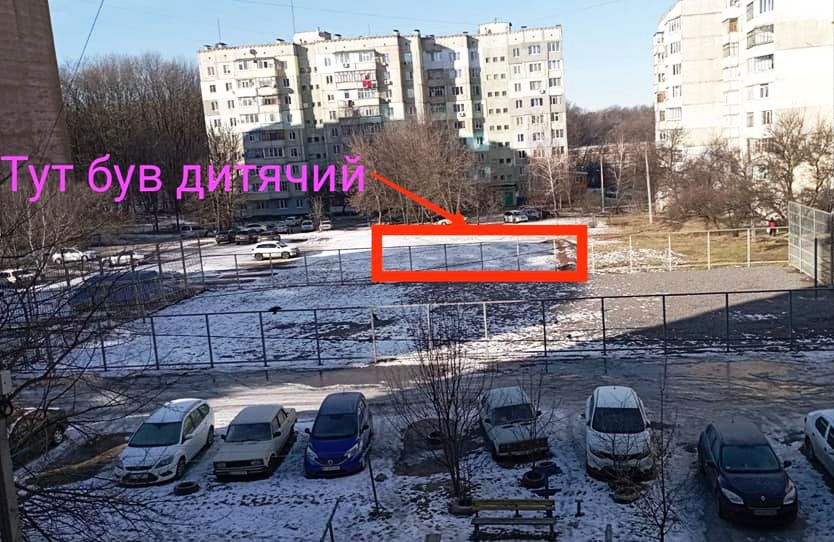 Місце розташування дитячого майданчика у дворі будинків на Курчатова, 7, 11 та 13 | Фото Сергія Савенкова