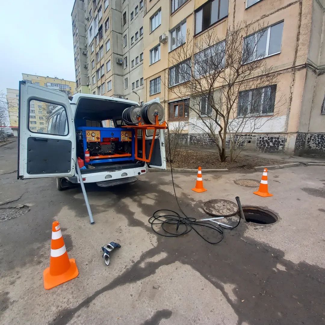 Прочистка каналізаційної труби випуску з під’їзду на вулиці Боровиковського.