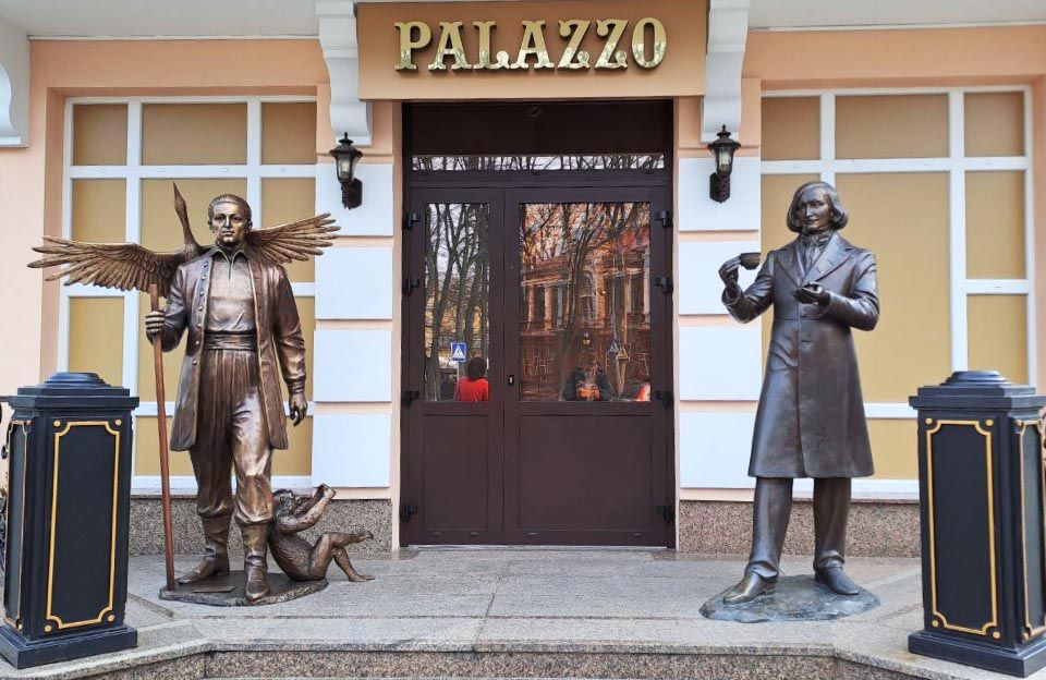 Скульптура Григорія Сковороди та Миколи Гоголя на вході до готелю