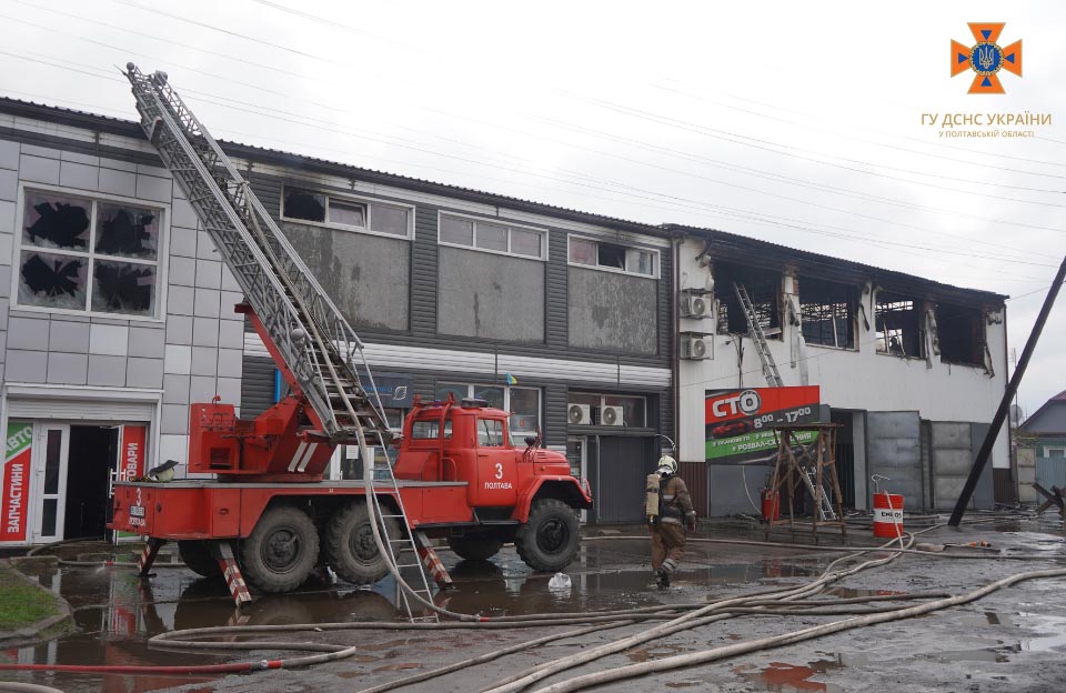 Згоріла будівля автоцентру на вулиці Зіньківській, 49