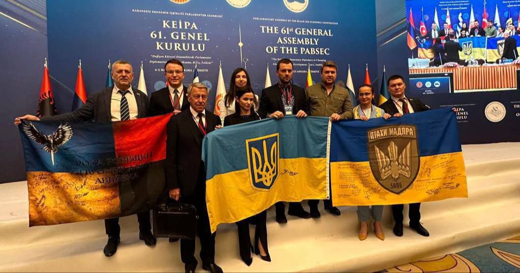 Нардеп Олексій Мовчан прямо на ПАЧЕС побився за прапор України з депутатом російської держдуми