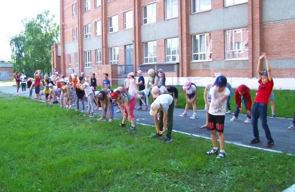 Ранкова зарядка у пришкільному таборі 5-ї школи | Архівний кадр з відео «Суспільне Полтава»