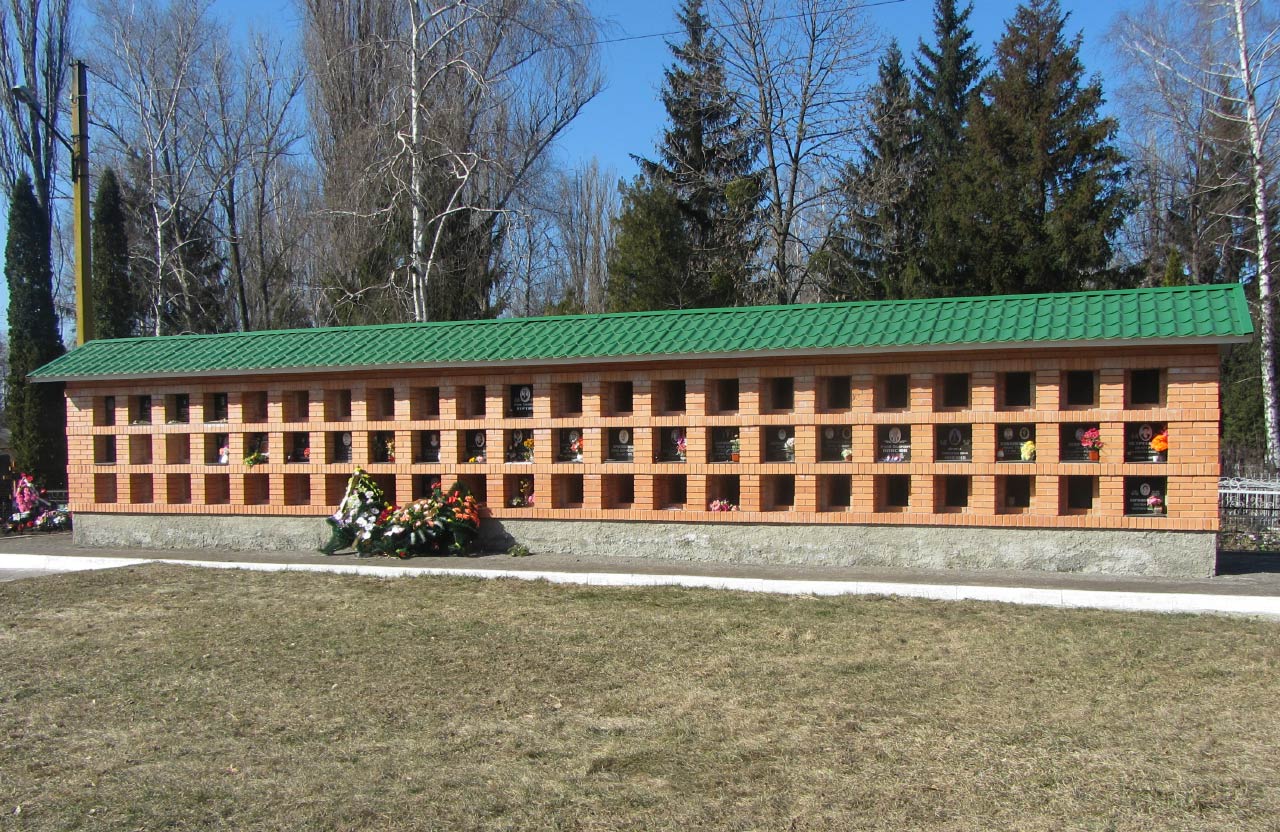 Колумбарна стіна на центральному кладовищі Полтави